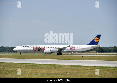 Lufthansa, Airbus A340-600, edizione speciale calciatore FCB, FC Bayern, Aeroporto di Monaco di Baviera, Foto Stock