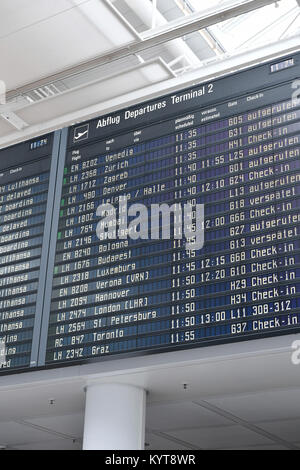 Display, Scoreboard, partenza, diverse destinazioni, città, paesi, Arrivo, ora i numeri di volo, compagnia aerea, il tempo terminale 2, Aeroporto di Monaco di Baviera Foto Stock