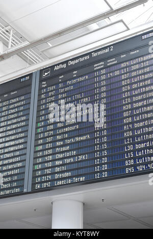 Display, Scoreboard, partenza, diverse destinazioni, città, paesi, Arrivo, ora i numeri di volo, compagnia aerea, il tempo terminale 2, Aeroporto di Monaco di Baviera Foto Stock