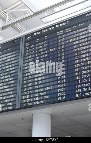 Display, Scoreboard, partenza, diverse destinazioni, città, paesi, Arrivo, ora i numeri di volo, compagnia aerea, il tempo terminale 2, Aeroporto di Monaco di Baviera Foto Stock