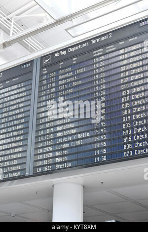 Display, Scoreboard, partenza, diverse destinazioni, città, paesi, Arrivo, ora i numeri di volo, compagnia aerea, il tempo terminale 2, Aeroporto di Monaco di Baviera Foto Stock