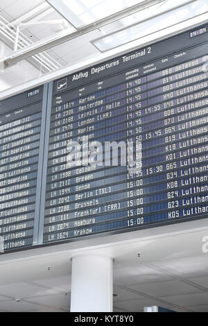 Display, Scoreboard, partenza, diverse destinazioni, città, paesi, Arrivo, ora i numeri di volo, compagnia aerea, il tempo terminale 2, Aeroporto di Monaco di Baviera Foto Stock