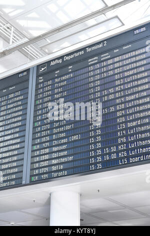 Display, Scoreboard, partenza, diverse destinazioni, città, paesi, Arrivo, ora i numeri di volo, compagnia aerea, il tempo terminale 2, Aeroporto di Monaco di Baviera Foto Stock