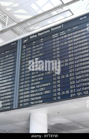 Display, Scoreboard, partenza, diverse destinazioni, città, paesi, Arrivo, ora i numeri di volo, compagnia aerea, il tempo terminale 2, Aeroporto di Monaco di Baviera Foto Stock