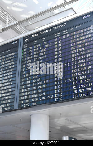 Display, Scoreboard, partenza, diverse destinazioni, città, paesi, Arrivo, ora i numeri di volo, compagnia aerea, il tempo terminale 2, Aeroporto di Monaco di Baviera Foto Stock