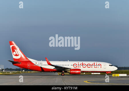 Air Berlin, B737-800: aerei, aereo, piano, compagnie aeree, airways, rotolo in, out, Aeroporto di Monaco di Baviera, Foto Stock