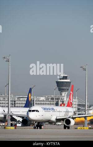 La Turkish Airlines, aeromobili, aereo, piano, compagnie aeree, airways, rotolo in, out, Aeroporto di Monaco di Baviera, Foto Stock