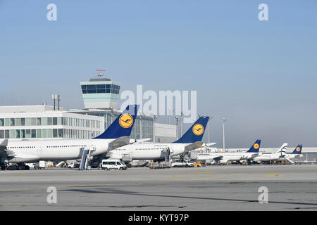 Lufthansa, line up, lineup, varie compagnie aeree, posizione di parcheggio, gioco, satellite, il Terminal 2, aereo, aeroporto di Monaco di Baviera, Foto Stock
