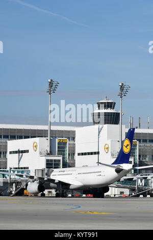 Lufthansa, line up, lineup, posizione di parcheggio, parcheggio, gioco, terminale 2, Torre, aeromobili, aereo, piano, compagnie aeree, Aeroporto di Monaco di Baviera, Foto Stock