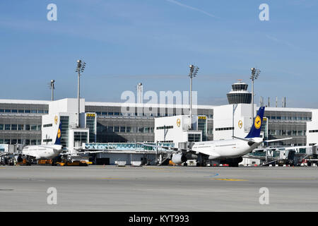 Lufthansa, line up, lineup, posizione di parcheggio, parcheggio, gioco, terminale 2, Torre, aeromobili, aereo, piano, compagnie aeree, Aeroporto di Monaco di Baviera, Foto Stock