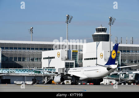 Lufthansa, line up, lineup, posizione di parcheggio, parcheggio, gioco, terminale 2, Torre, aeromobili, aereo, piano, compagnie aeree, Aeroporto di Monaco di Baviera, Foto Stock