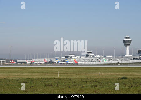 Line up, lineup, varie compagnie aeree, posizione di parcheggio, parcheggio, gioco, terminale 1, Torre, MAC, aeromobili, aereo, piano, compagnie aeree, Aeroporto di Monaco di Baviera, Foto Stock