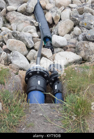 La metropolitana di cavi di alimentazione con connettori elettrici che portano a un'energia d'onda l'installazione, St Mary, isole Scilly, Cornwall, Regno Unito Foto Stock