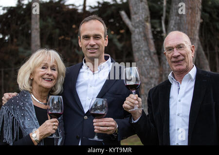 Famiglia di molti membri, celebrare una festa nel giardino della loro casa Foto Stock