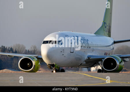 Airbaltic, Air Baltic, Boeing, B737, naso, ingranaggio ruota, pneumatico, in rotolo, atterraggio di rullaggio, pista, Aeroporto di Monaco di Baviera, Baviera, Germania Foto Stock