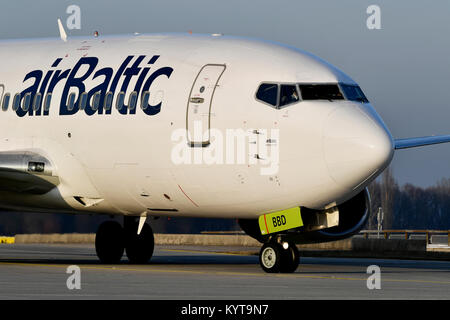 Airbaltic, Air Baltic, Boeing, B737, naso, ingranaggio ruota, pneumatico, in rotolo, atterraggio di rullaggio, pista, Aeroporto di Monaco di Baviera, Baviera, Germania Foto Stock