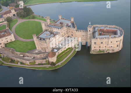 Il Castello di Leeds, vicino a Maidstone, Kent, Regno Unito viene osservata da una mongolfiera molto presto la mattina Foto Stock