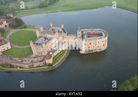 Il Castello di Leeds, vicino a Maidstone, Kent, Regno Unito viene osservata da una mongolfiera molto presto la mattina Foto Stock