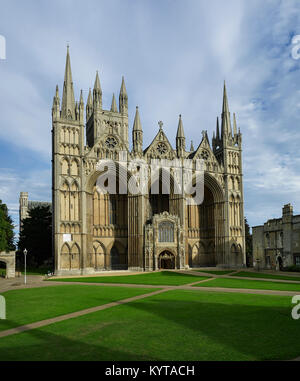 Peterborough Cathedral fronte ovest con tripla archi. Foto Stock
