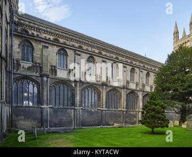 Peterborough Cathedral. Navata centrale esterno da nord che mostra tracery in Windows. Xii secolo tardo Normanno. Foto Stock