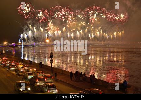 Atmosfera natalizia a San Pietroburgo. Spettacolo pirotecnico sul terrapieno e il ponte Troitskiy.Colorata grandiosi fuochi d'artificio dedicata alla fine dell'anno Foto Stock