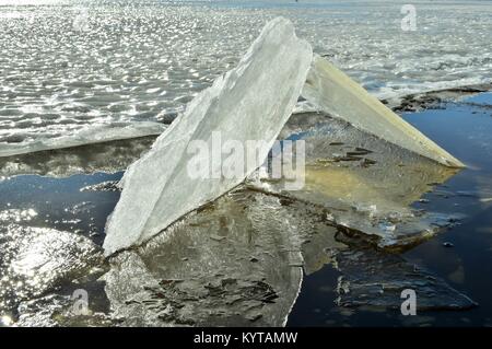 Caleidoscopio. L'abstract sfondo della struttura del ghiaccio. L'inverno. Il ghiaccio sulla superficie del lago . Incrinature nella superficie di ghiaccio. Tempesta di ghiaccio. Foto Stock