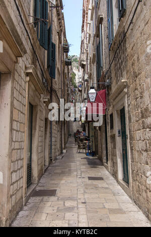 Poche persone in un vicolo stretto nella Città Vecchia di Dubrovnik, Croazia, in una giornata di sole. Foto Stock