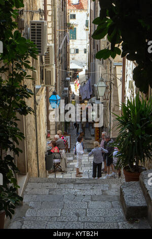 Poche persone in un vicolo stretto nella Città Vecchia di Dubrovnik, Croazia, in una giornata di sole, visto da leggermente al di sopra del. Foto Stock