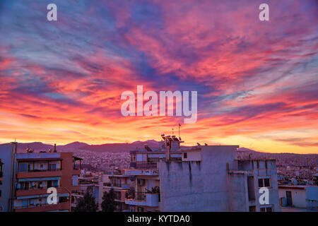 Sunrise oltre gli edifici in un quartiere della città di Salonicco Foto Stock