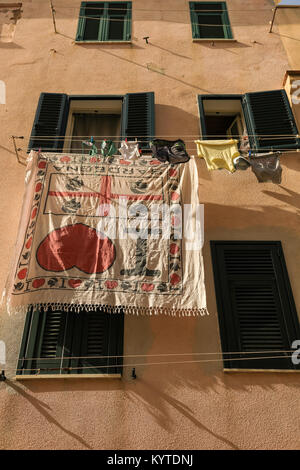 Bandiera sarda cover letto pende dalla strada linea di lavaggio, Alghero, Sardegna, Italia. Foto Stock