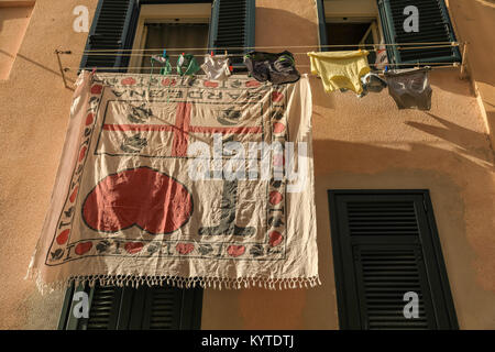 Bandiera sarda cover letto pende dalla strada linea di lavaggio, Alghero, Sardegna, Italia. Foto Stock