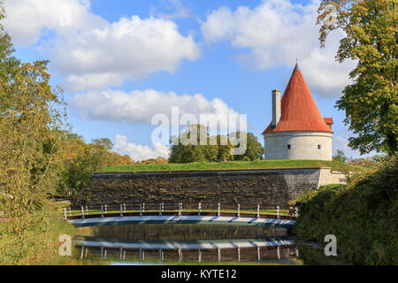 Una vista estiva di Kuressaare castle, isola di Saaremaa, Estonia Foto Stock