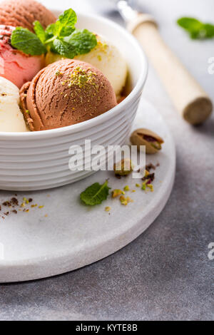 Un assortimento di gelati in vaschetta bianca. Foto Stock