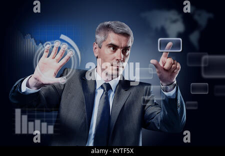 Imprenditore premendo high tech tipo di pulsanti moderno su un sfondo virtuale. Foto Stock