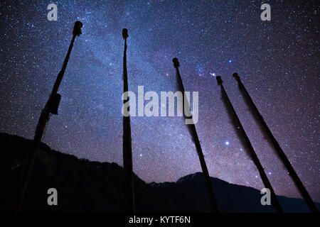 Miliardi di stelle ornano il cielo notturno su montagne innevate di Lachen villaggio nel nord Sikkim, India. Fotografia astrologica nel nord-est dell India. Foto Stock