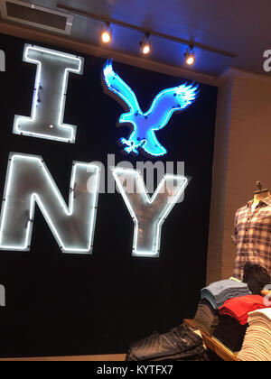 American Eagle Outfitters Storefront al crepuscolo, NYC, STATI UNITI D'AMERICA Foto Stock