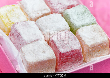 Deliziosi piatti fatti in casa le delizie turche in una confezione regalo con un sfondo rosa , sala per il testo e per lo spazio di copia Foto Stock