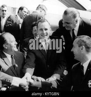 Il cosmonauta russo Yuri Gagarin (1934-1968) incontro gli astronauti dalla NASA Gemini 4 programma a Paris International Air Show nel giugno 1965. Noi Vicepresidente Hubert Humphrey è seduto a Gagarin è di destra e il premier francese Georges Pompidou è in piedi sopra la sua spalla sinistra. Foto Stock