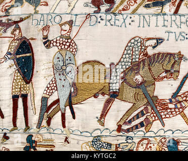 Dettaglio dall'Arazzo di Bayeux che mostra la morte di Re Harold nella battaglia di Hastings in 1066. Foto Stock