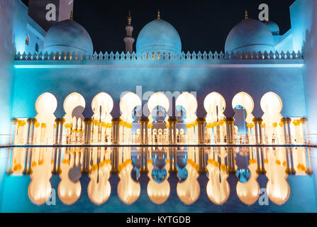 Abu Dhabi Lo sceicco Zayed grande moschea di notte. Arabian Nights. immaginazione e sognanti meraviglia del mondo. Emirati arabi uniti, medio oriente EMIRATI ARABI UNITI. L'architettura,notte foto Foto Stock