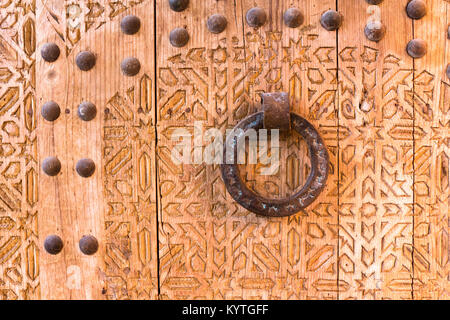 Close-up dettaglio di una porta nella Medina di Marrakech, Marocco.marocchino dettagli architettonici Foto Stock