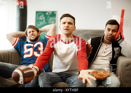 Delusi i tifosi di calcio guardando la partita in incredulità Foto Stock