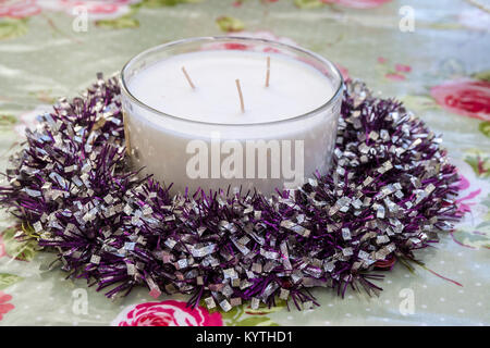 Grande christmas candle con vivace corona circostante, prendere candela centrotavola, facile vivere concetto, rilassato stile di vita felice, hygge vivere, Foto Stock