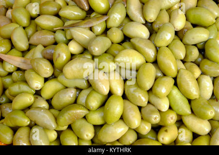 Full frame close up di olive miste visualizzata su un mercato in stallo la Dordogne, Francia Foto Stock