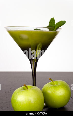 Verde la frutta e la verdura juiced nel bicchiere da cocktail con un rametto di menta Foto Stock