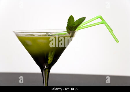 Verde la frutta e la verdura juiced nel bicchiere da cocktail con un rametto di menta Foto Stock