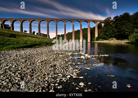 Leaderfoot viadotto, Scottish Borders. Esposizione a lungo dalla luce di un super luna. Foto Stock