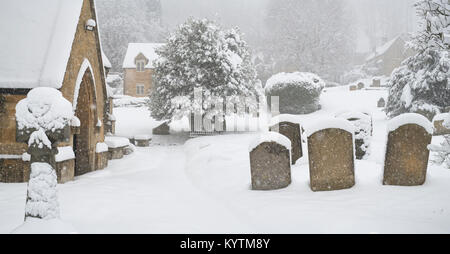 Snowshill cimitero del villaggio e cottage nella neve in dicembre. Snowshill, Cotswolds, Gloucestershire, Inghilterra Foto Stock