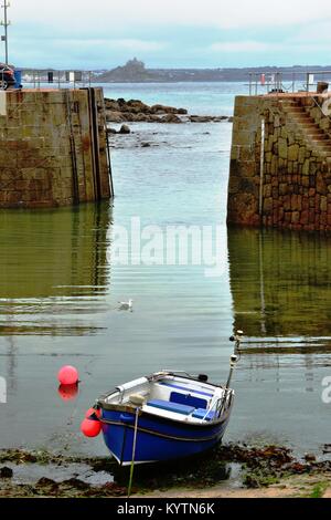 La vista di St Michaels Mount da Mousehole Harbour in Cornovaglia Foto Stock