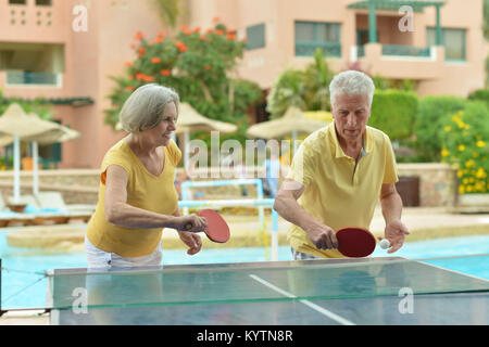 Coppia di anziani a giocare a ping pong Foto Stock